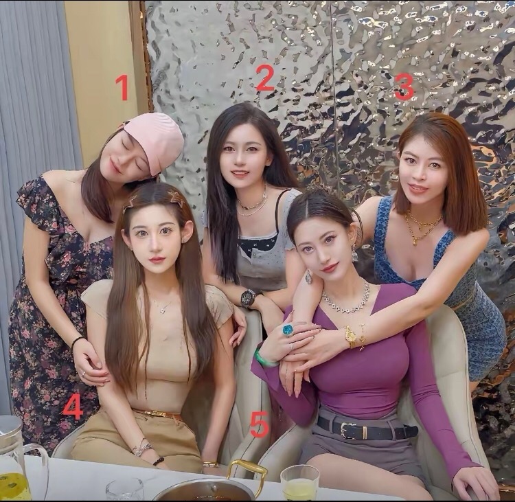 我怀疑男生都会选2号？​​​