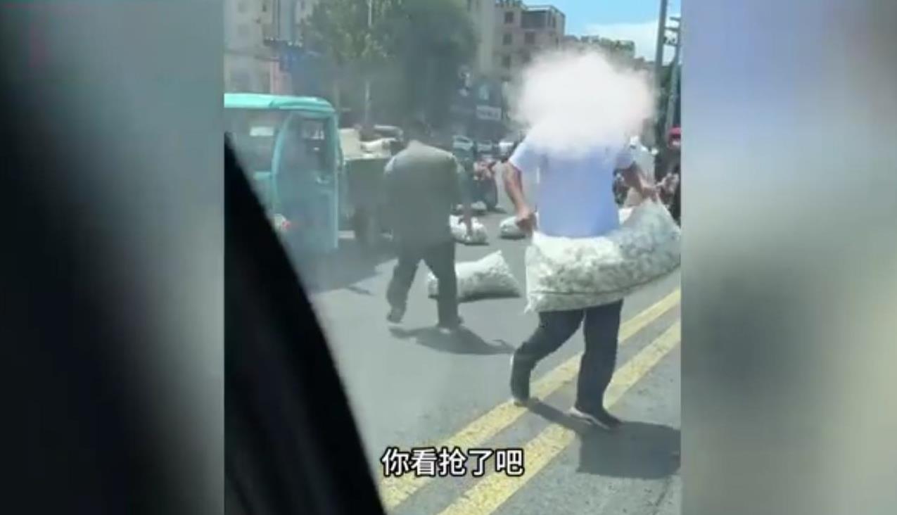 素质掉了一地！山东临沂，一位三轮车车主运输大蒜时不小心掉在了路上，可让人意外的是
