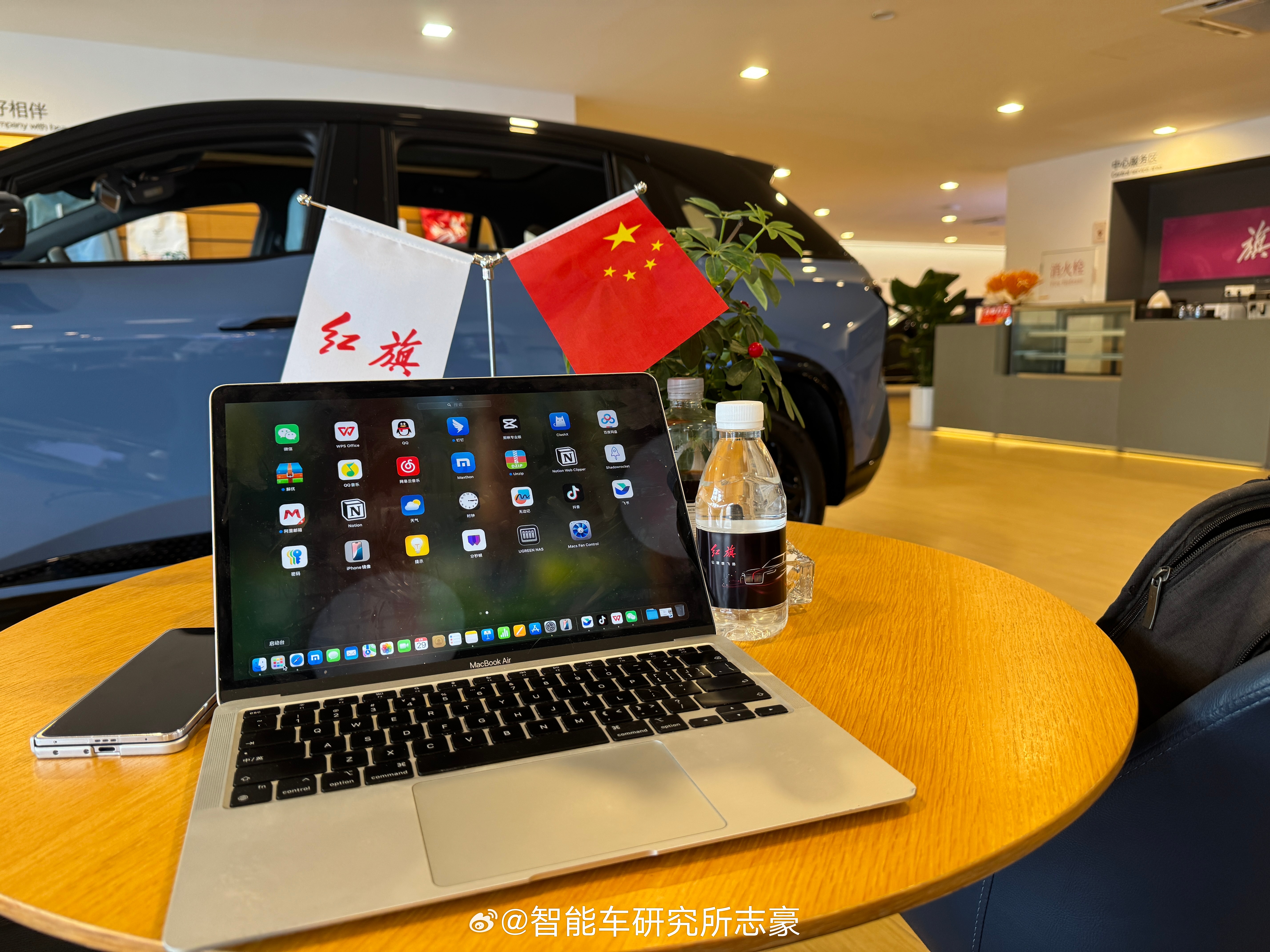 工作，从不挑环境[捂眼睛]​​​