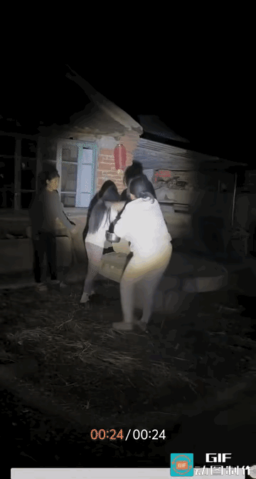 小女孩子梦游，半夜出来了……跟着出来的俩个女子并没有惊动了，只是白衣女子往她的