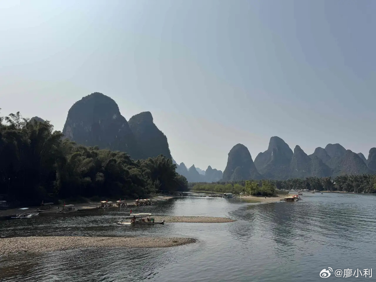 这位人大代表为啥举起了20元人民币代表举起20元人民币的举动，是一次极具象征意义