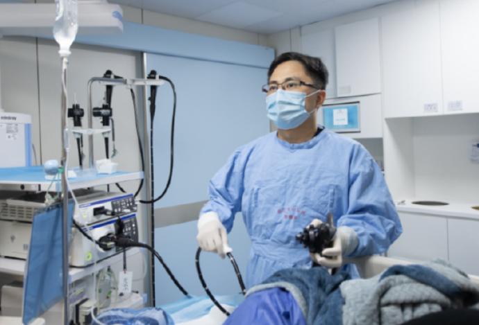 王大哥被打嗝症状困扰2年，辗转多家医院尝试多种养胃方案无果，期间连做4次普通胃镜