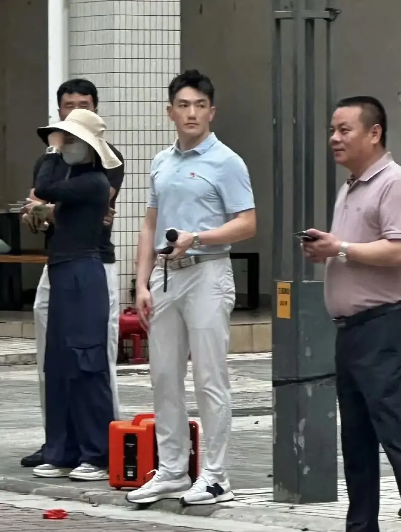 张馨予老公何捷被偶遇，在校内给保安培训。张馨予老公何捷转业后在广州大学...