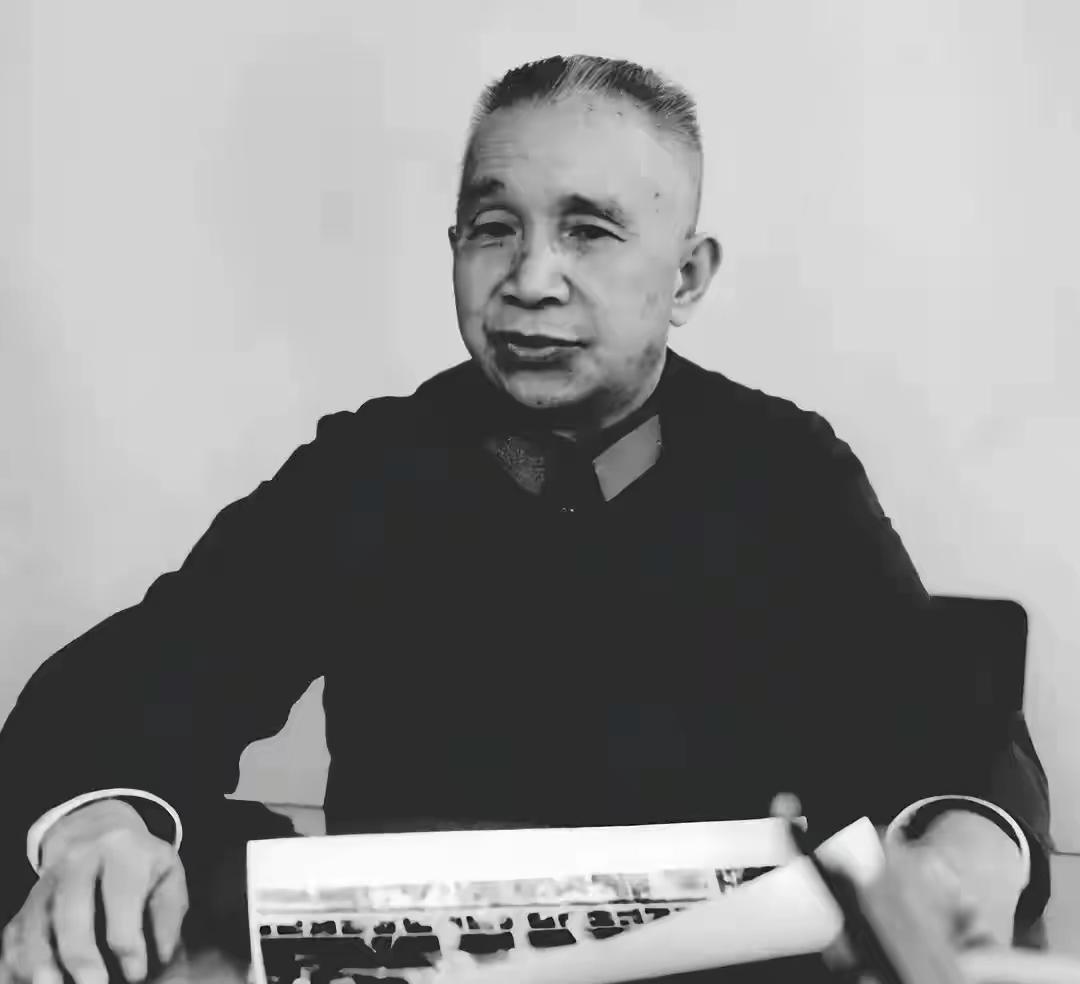 1958年全军批判粟裕的高压会议上，满堂将帅跟风追责，唯独被点名检举的部下，拼死