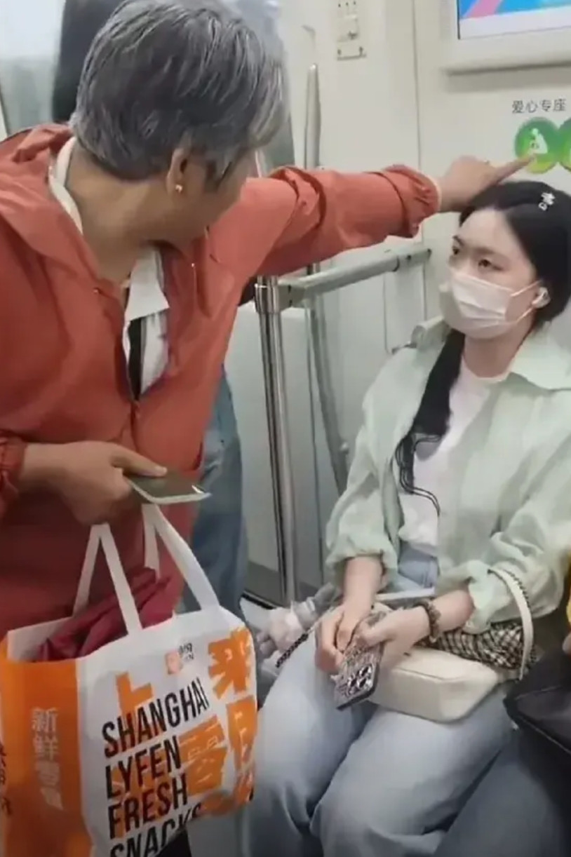 地铁上一位老太太对一位年轻女子说：你看你现在坐的是爱心专座（老、幼、孕妇、抱婴者
