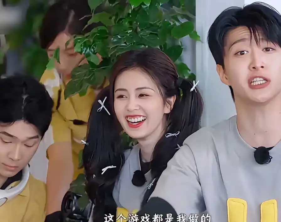 白鹿的牙是天然的，真好看