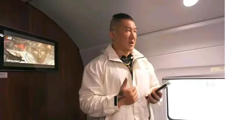 馆长对记者说：“来到这边，我有双重压力，我回台湾后，肯定会出事，绿营磨刀霍霍等着
