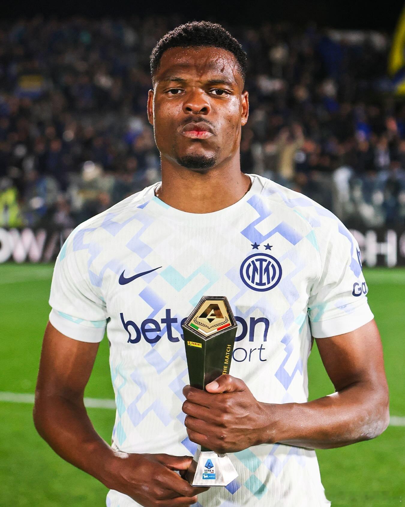 拿着最佳奖杯的泥头车依旧不高兴国际米兰意甲科莫3比4国际米兰