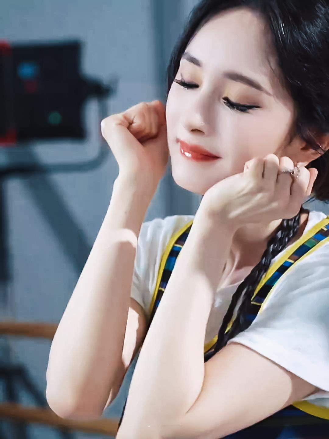 杨幂“喵呜～”小猫幂喵的一声就要扑过去一把抓住了小耗子