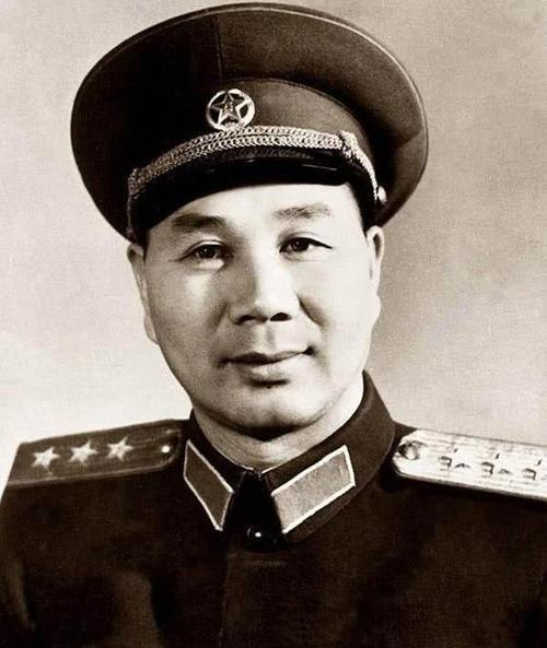 1939年,八路军连长缴获一件日军大衣,觉得材质不错,便送给杨成武。谁料,杨成武