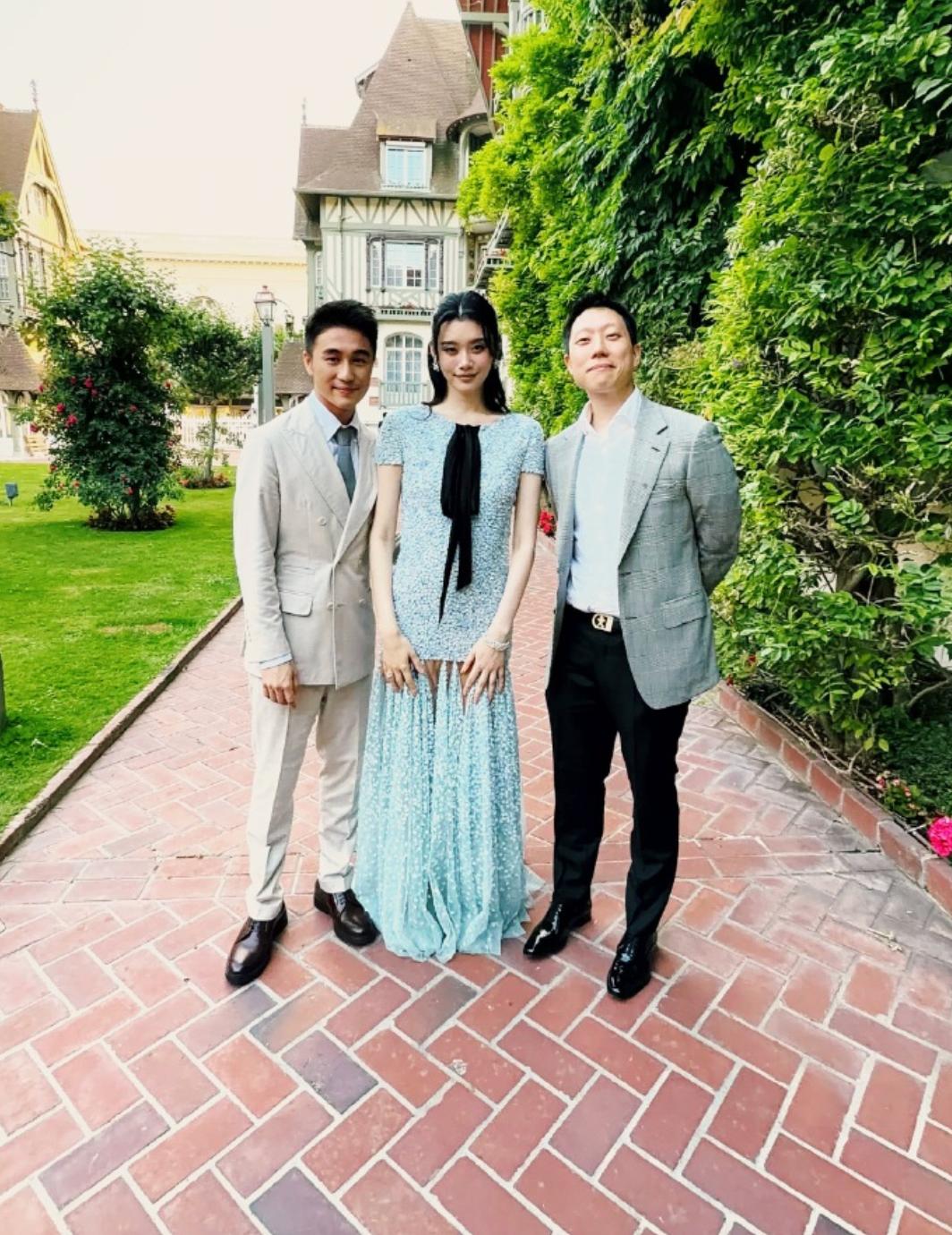 何鸿燊四房儿子何猷君与妻子奚梦瑶在法国补办婚礼。在婚礼正式举办前，夫妻俩举办迎宾