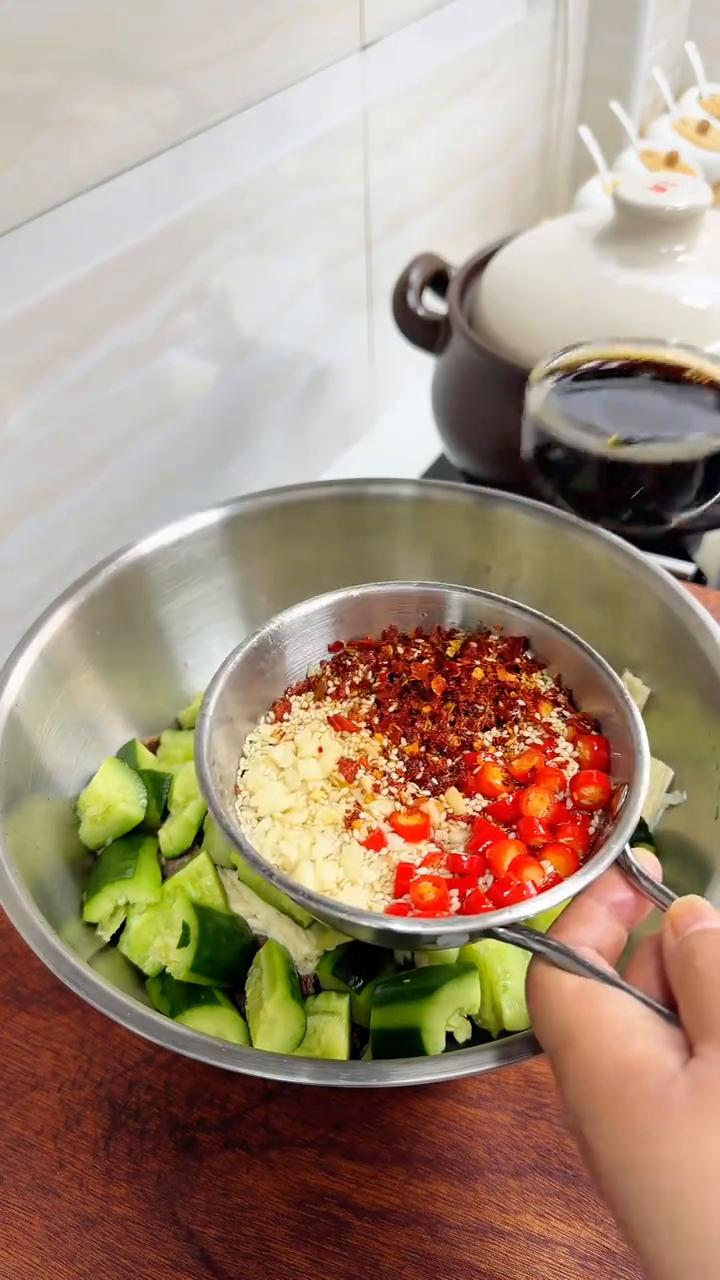 凉拌牛肉。·水开倒入腌制好的牛肉，牛肉选择(雪花、里脊、吊龙)。·腌制牛肉：