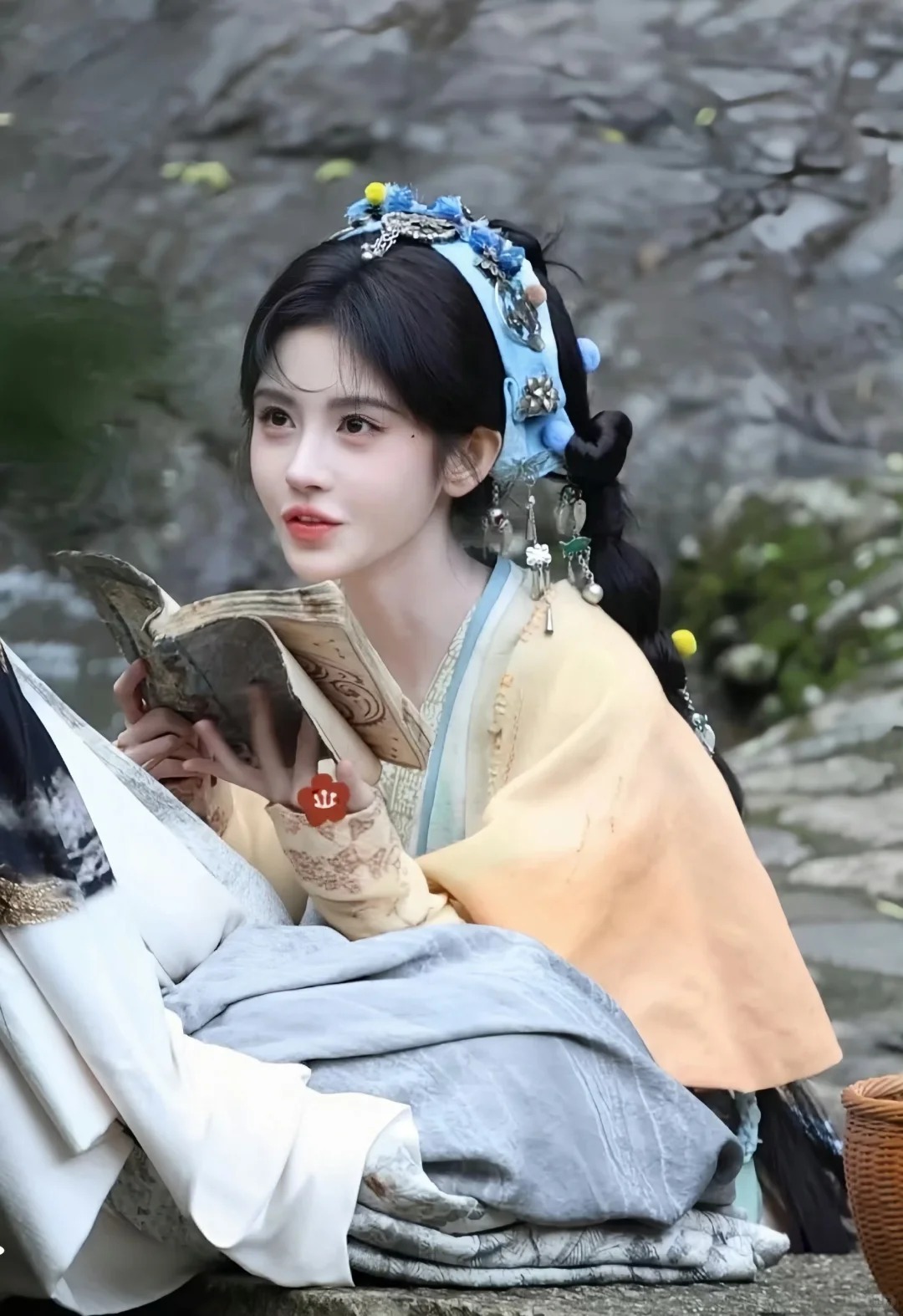 鞠婧祎《来战》新路透，小阿黛又换新衣服了，还裹了件HelloKitty小毯子，