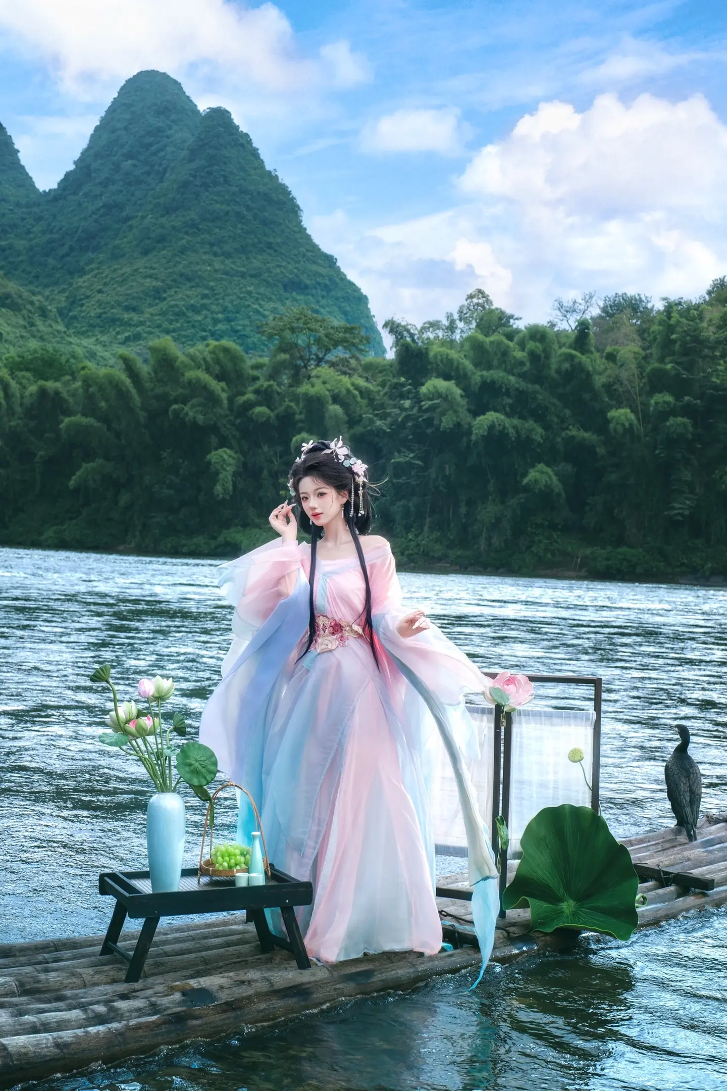 荷花汉服和漓江竹筏很适配哟丨