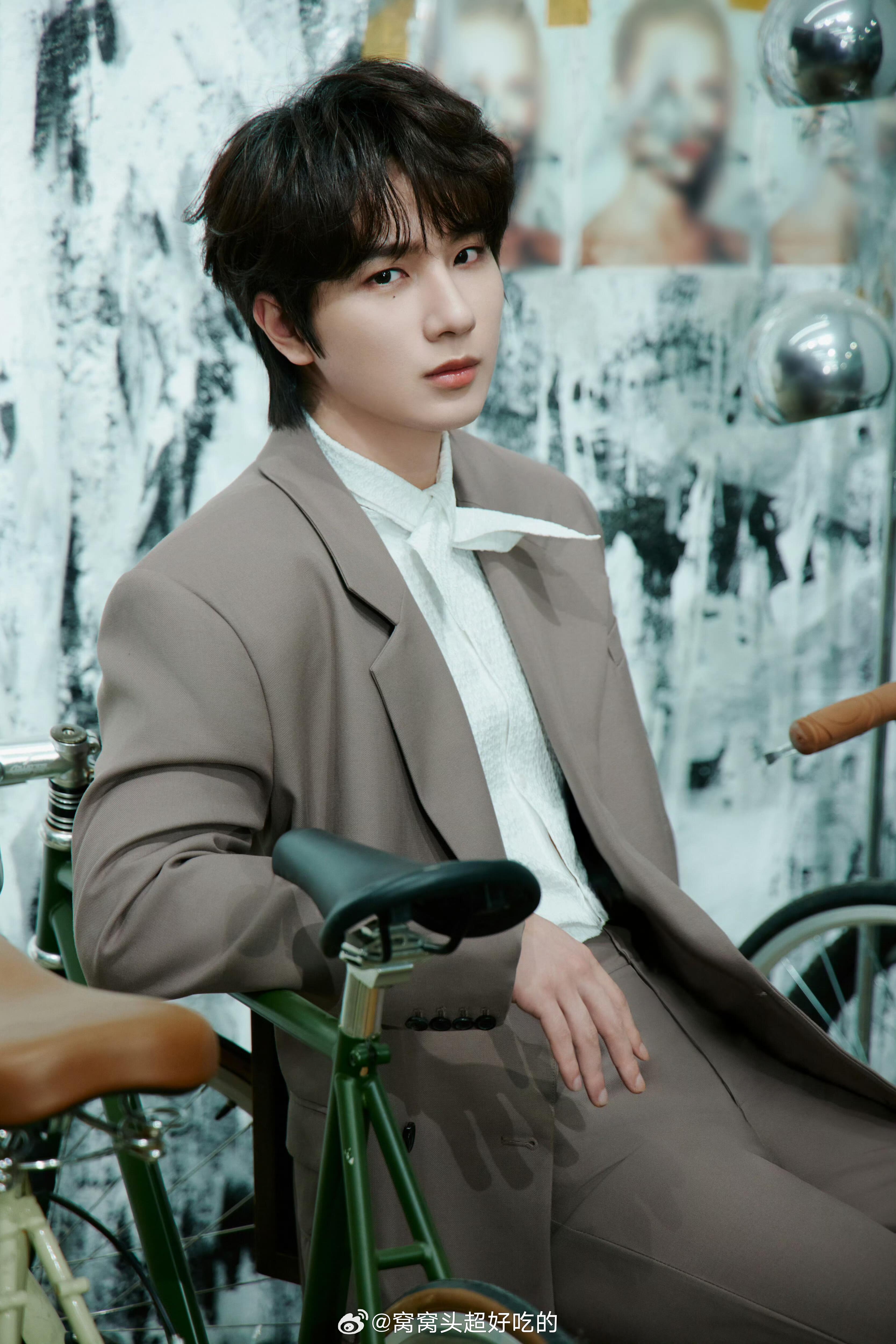 摄影师镜头下的李宏毅，帅的很明显。新sw也要来了，2026宏e越来越好