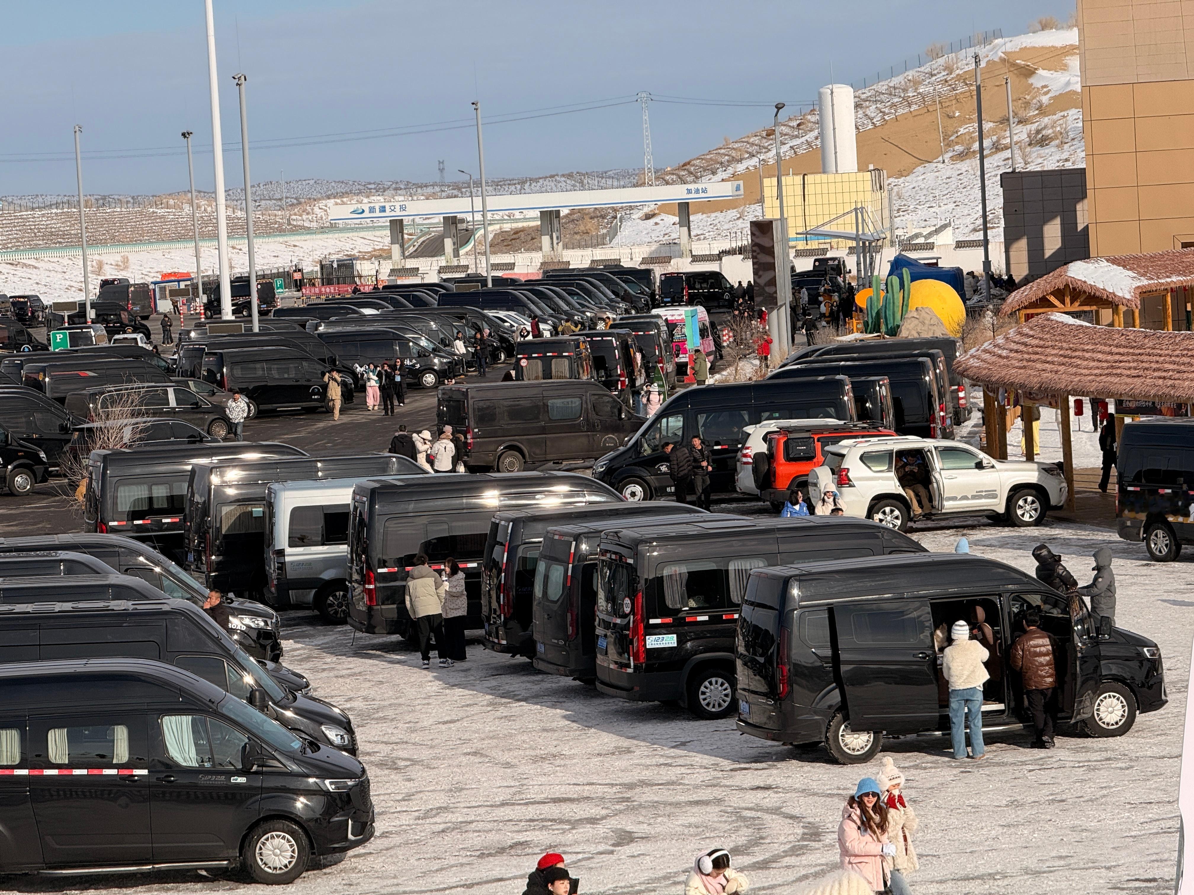 来服务区发现都是这种6/7座车全是来新疆过年的