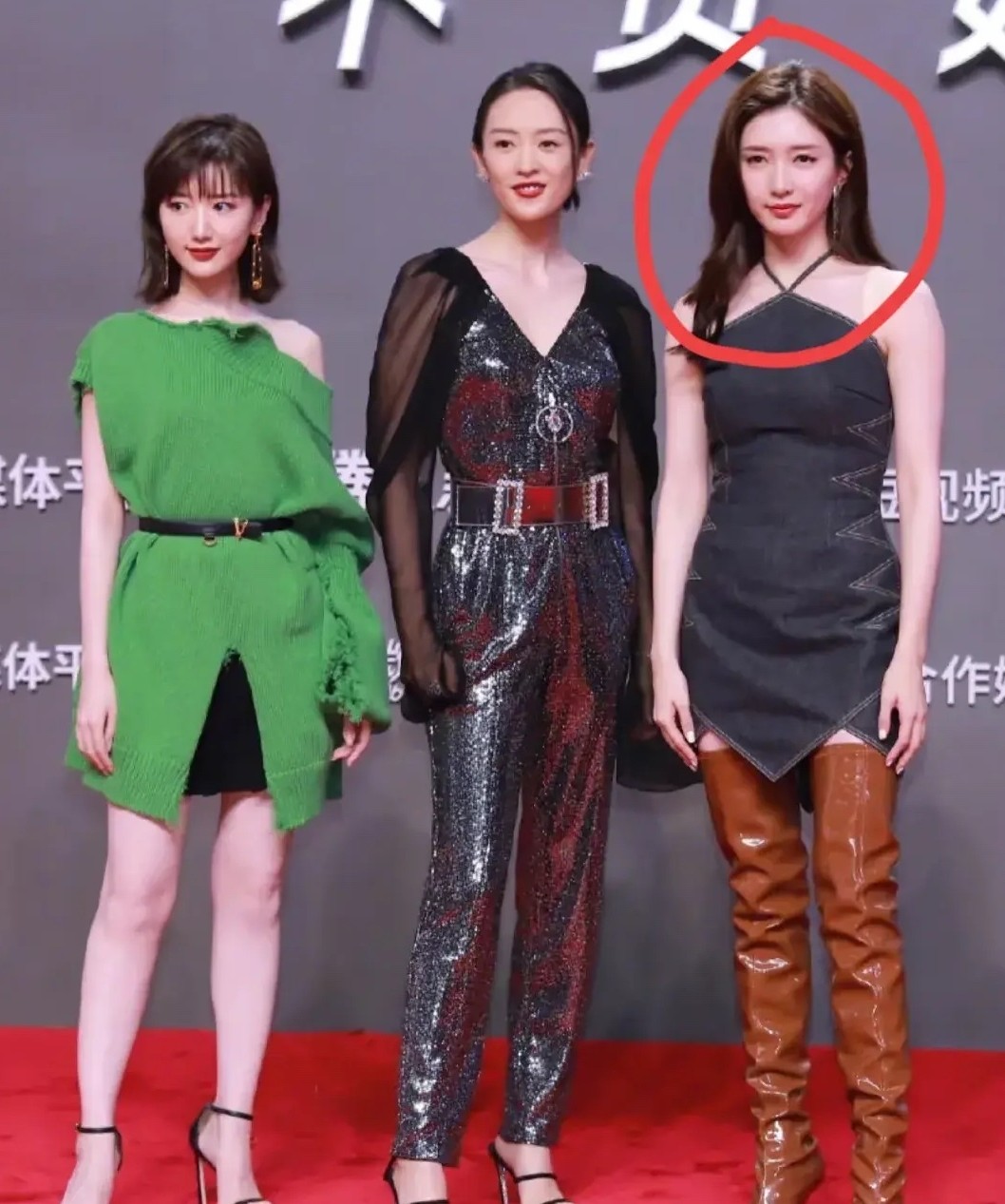 这是哪位明星，比其余二位明星都有气质