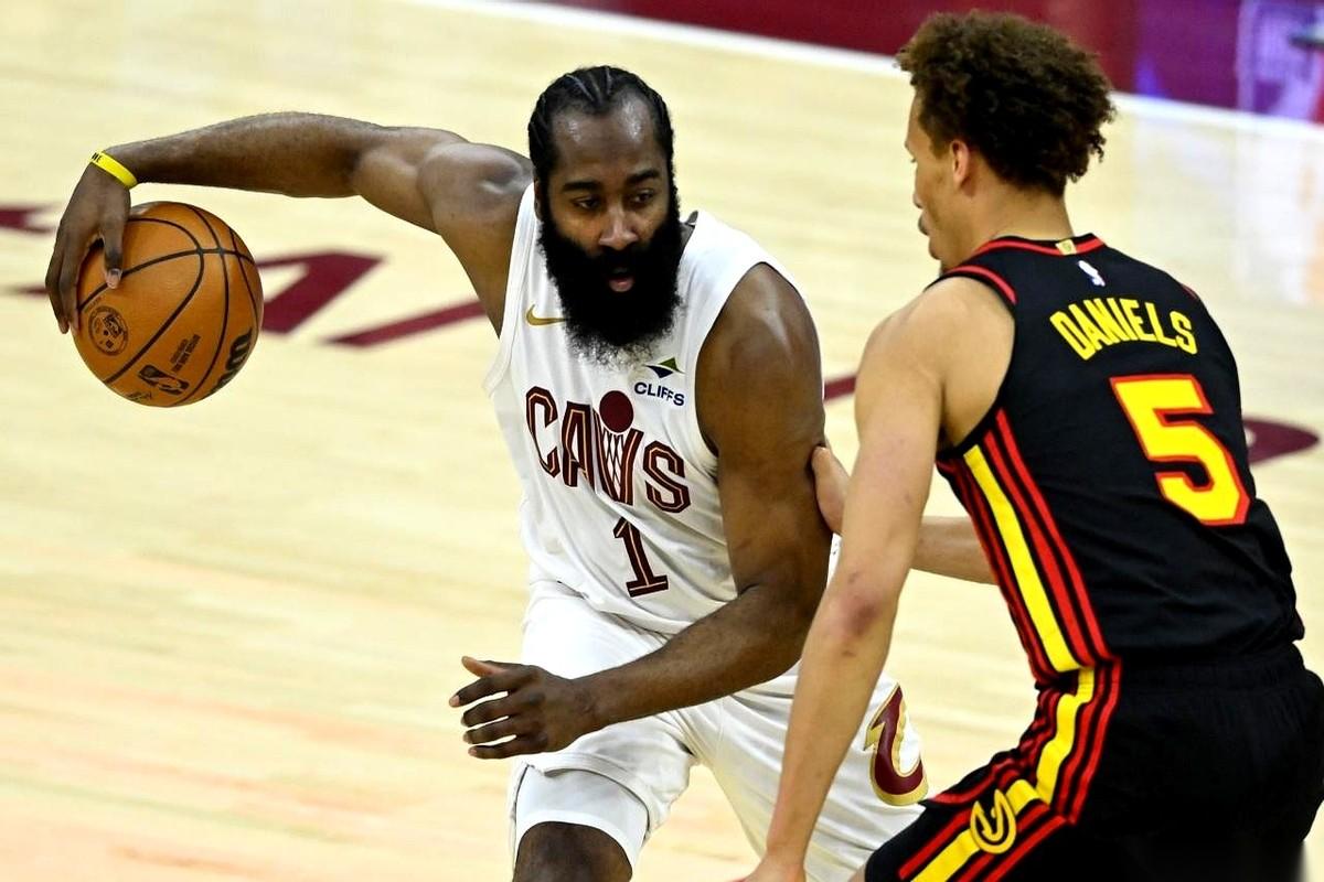 哈登身上有个特邪门的事。他在队里的时候，人人都说他是问题。可他前脚刚走，后脚就