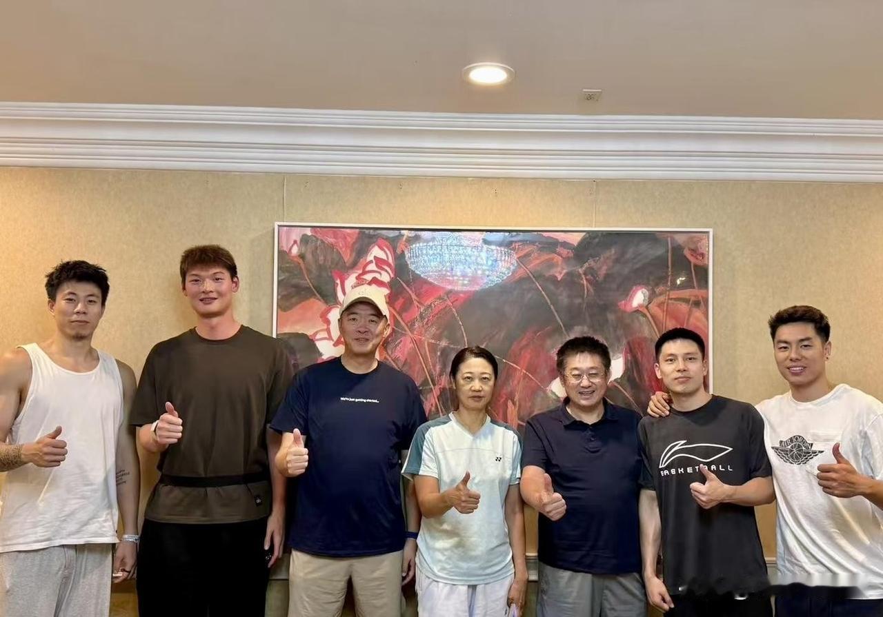 上海男篮蓄势待发！近期，卢伟带领上海男篮远赴海外训练，有媒体人透露上海男篮选择
