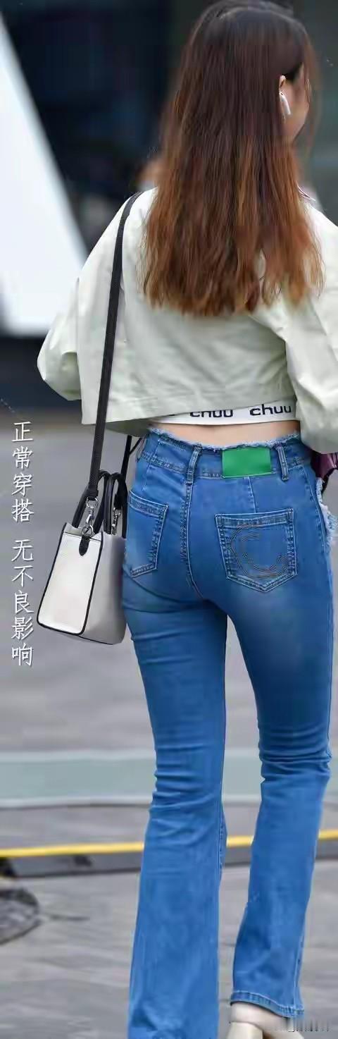 日常穿搭指南：牛仔裤+白色上衣，简约又时尚！
