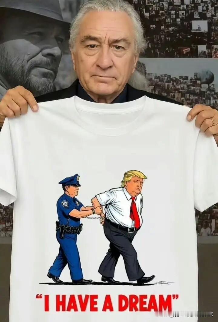 好莱坞演员是真勇啊！手持T恤的人是罗伯特·德尼罗，他是好莱坞知名演员，公开反对