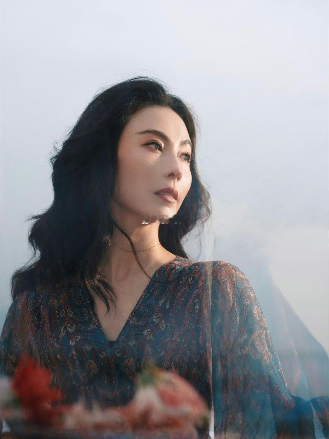 张柏芝现身钟嘉欣演唱会钟嘉欣生日会惊现张柏芝！两人合唱经典曲，嗓音惊艳全場，这