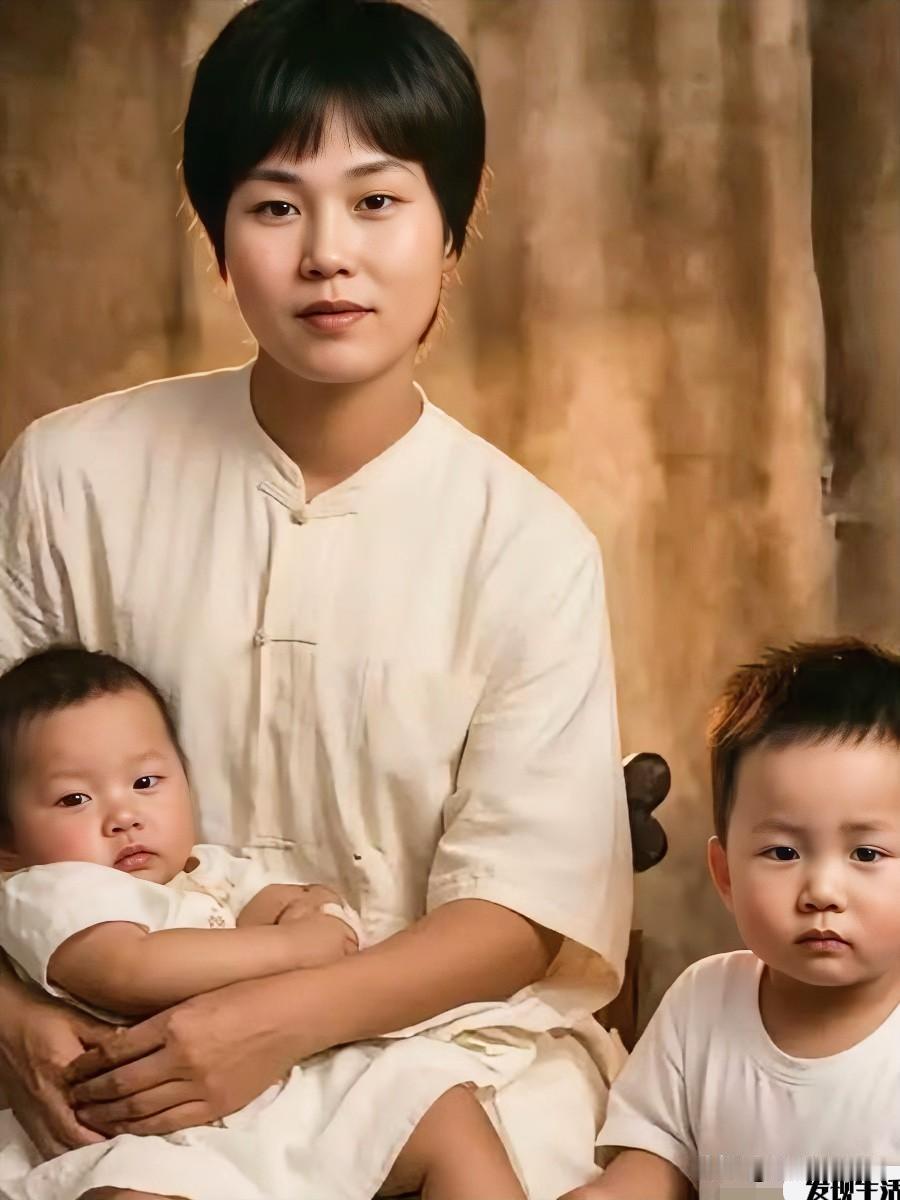 这是一张不完整的全家福。拍照时毛泽东就在现场，但他不能入境。1924年的上海