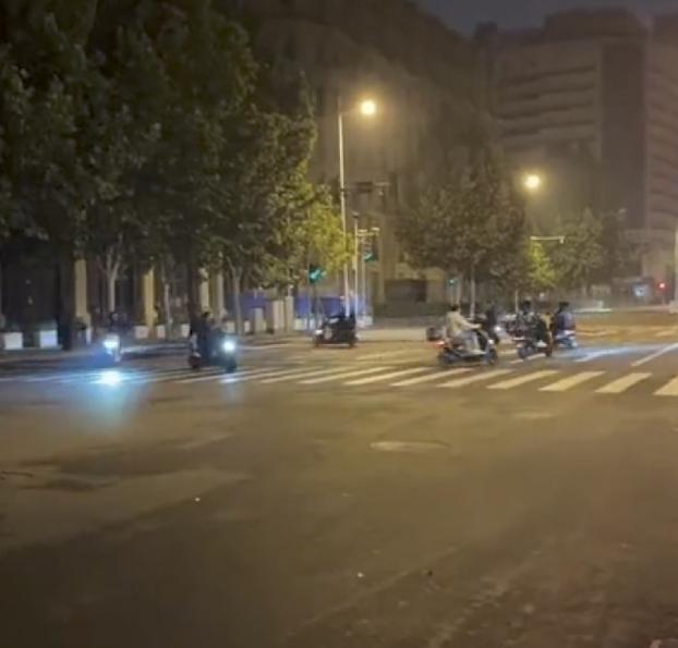 天津街头，一群南亚面孔的留学生，把十字路口当成了自家地盘，骑着摩托车扎堆“炸街”