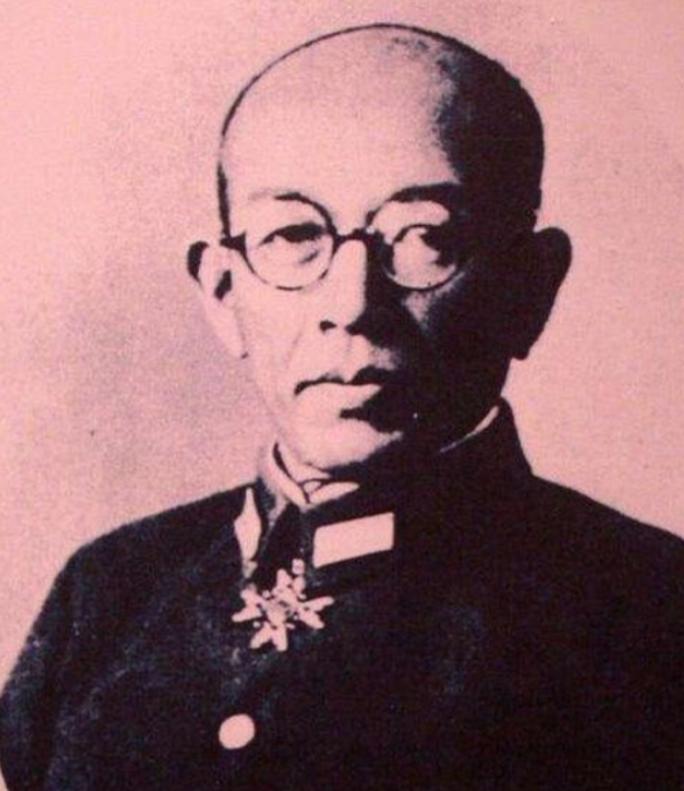 1939年，日军少将中村正雄腹部中弹，正做手术，军医刚切开他肚皮，突然，一枚炮弹