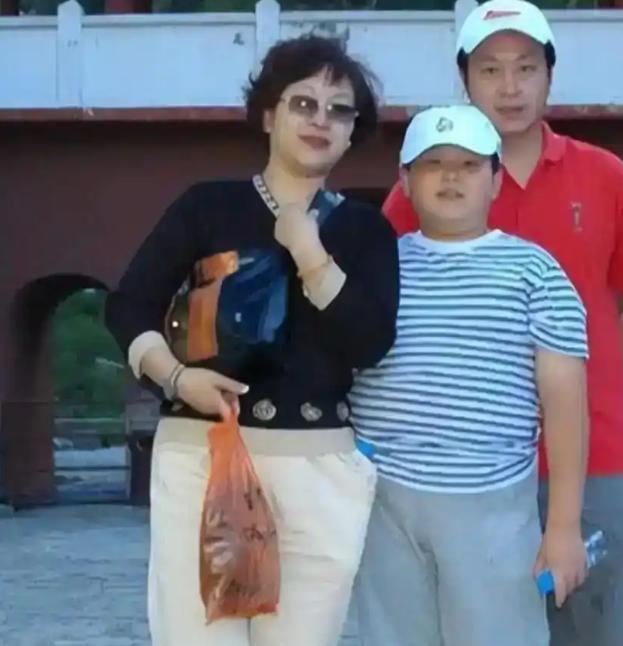 罗京遗孀再婚，新丈夫身份曝光，网友：她凭什么这么快就忘了？2009年6月，北京