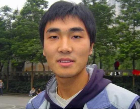 “每月就给我500块，资助不起装什么孙子！”2006年，贫困大学生向海清向媒体怒