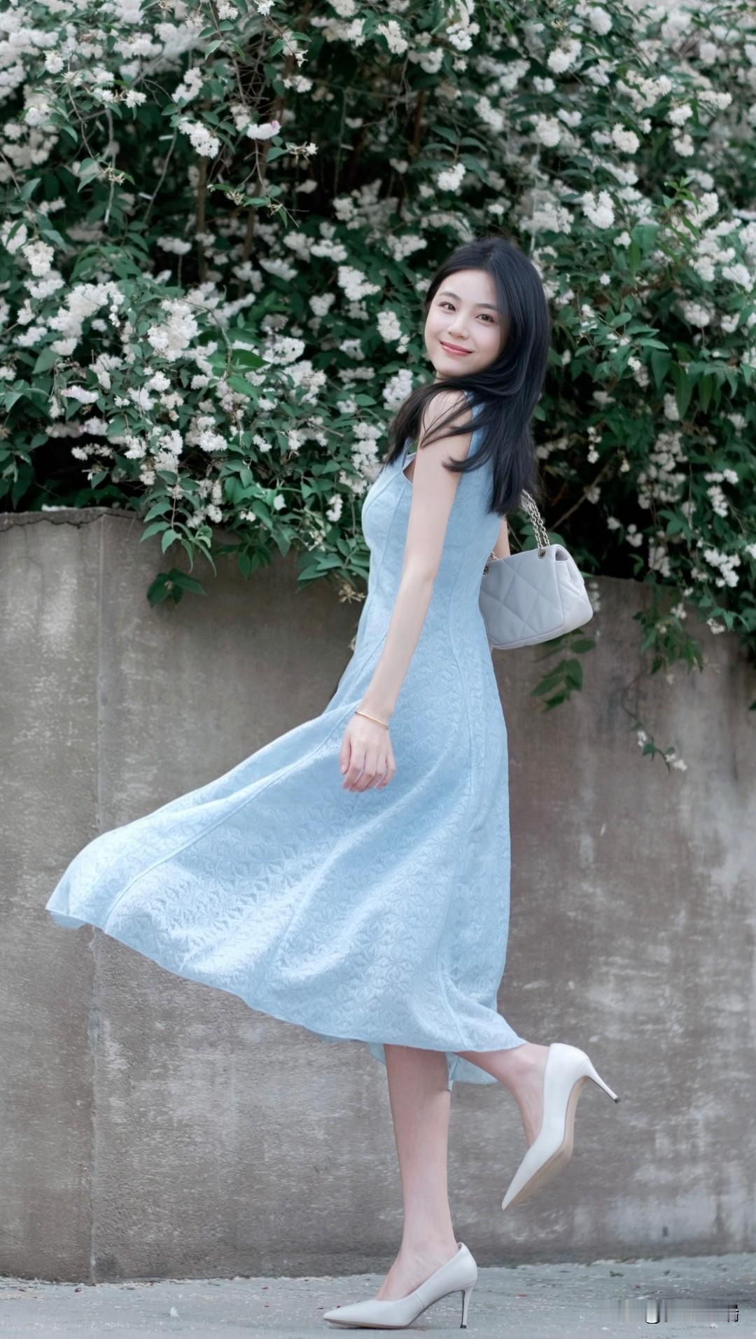 优雅蓝裙，花海中的清新女神🌸👗👠