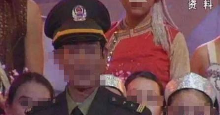 1992年，一名卧底警察受邀参加颁奖典礼，没想到主办方突然切换到直播，致使其身份