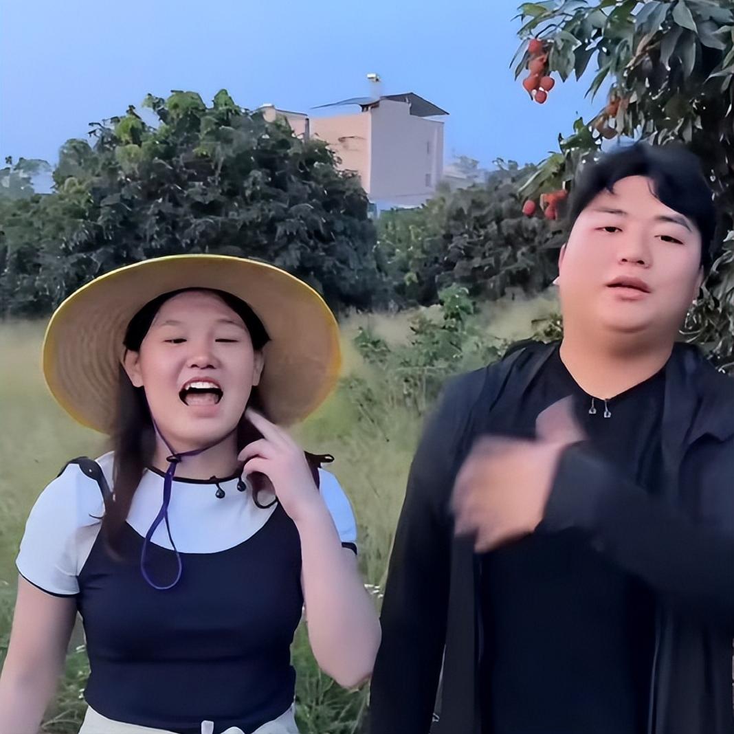 大型认亲现场！张家齐高调“插队”，抢全红婵哥哥宠爱，地位岌岌可危。张家齐和全