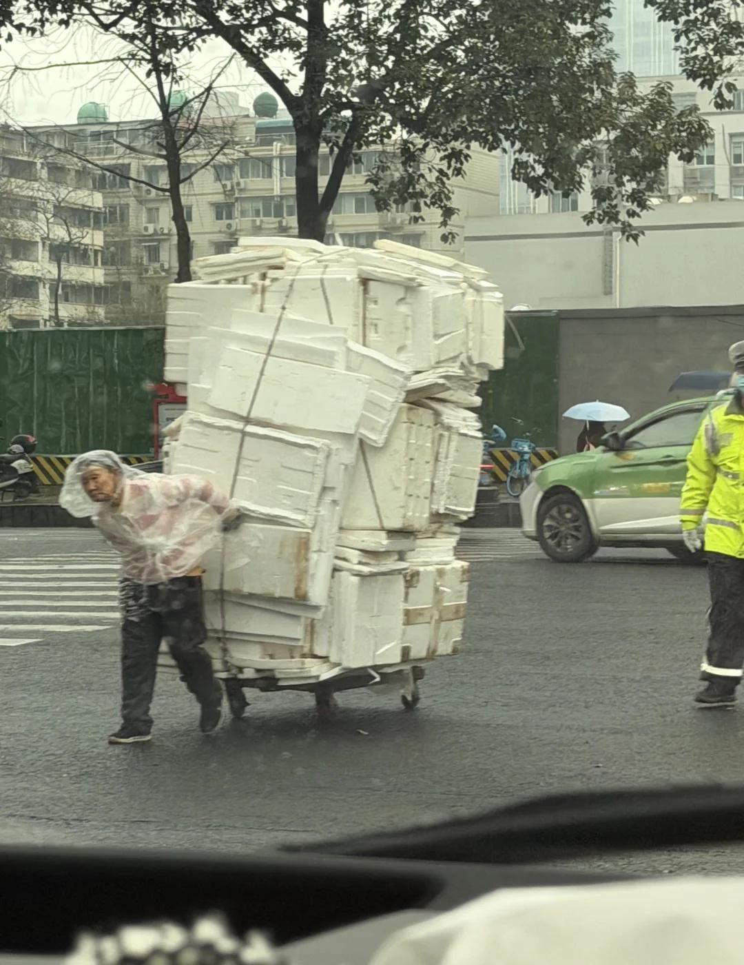 越大的风雨越能体现一个城市的温度这个周末的成都阴雨绵绵，好久不来春熙路依然这么