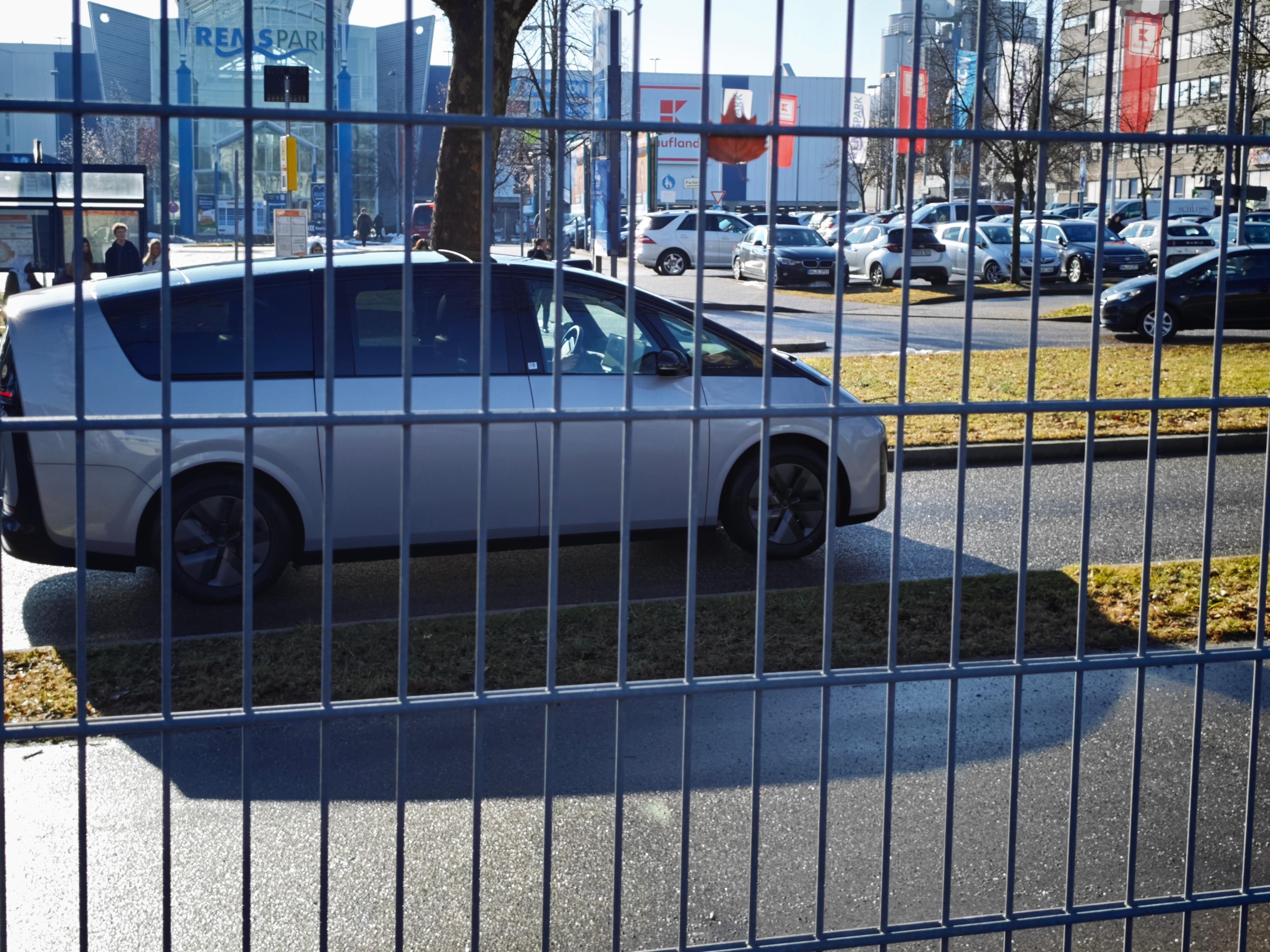 看到德国车牌MegaMega的设计是真的超前，加个欧盟白牌更帅了