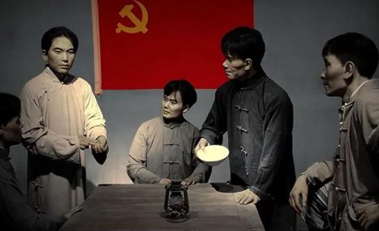 解放前夕的某天，四名地下党成员正在一起吃饭。突然其中一人借故起身，称出去烧开水，