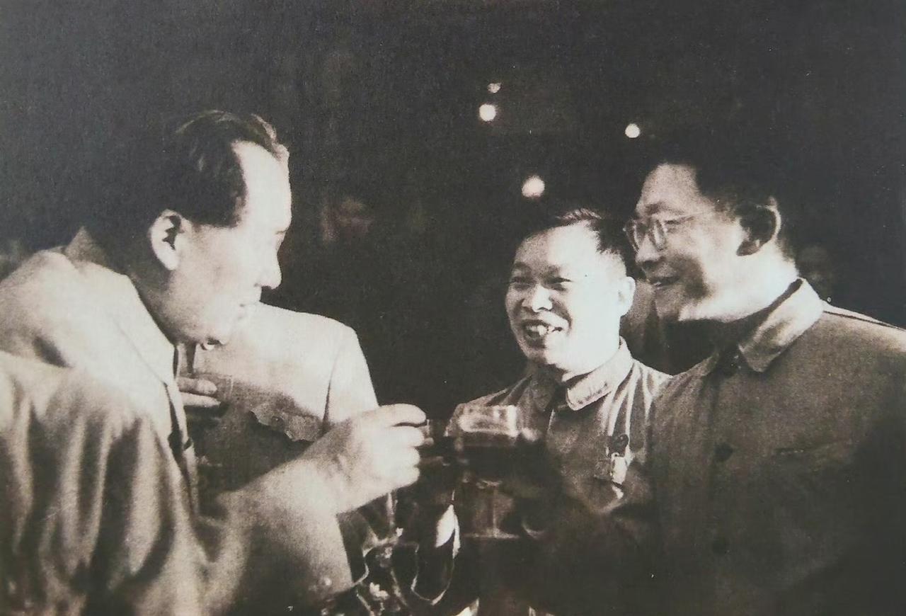 这张照片拍摄于1951年全国政协庆祝七一的酒会上，毛主席与核物理学家钱三强碰杯的