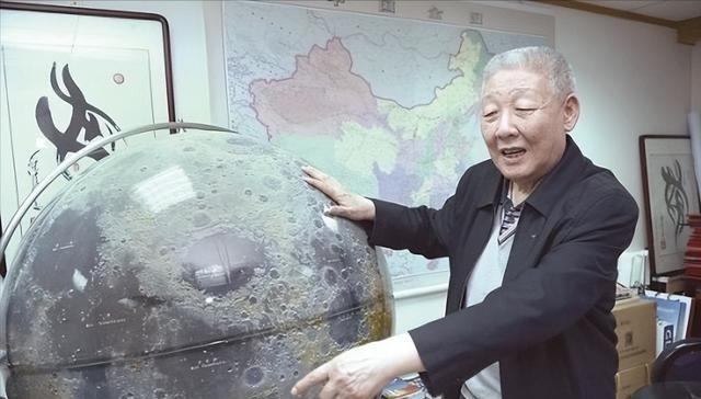 1969年，“东方红”卫星超重，孙家栋坚持要求拆掉像章，可居然遭到众人反对，然而