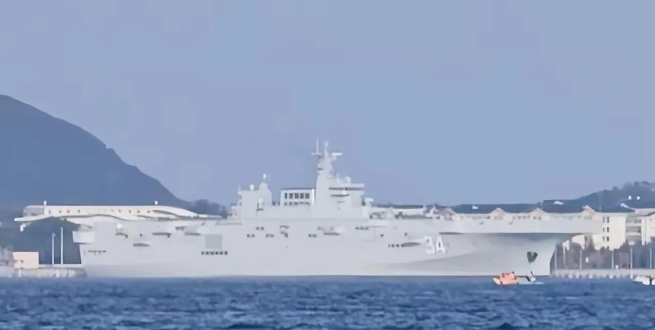 中国海军第四艘4万吨级大舰海试，湖北网友准备好了吗？日前，一艘舰体刷上了舷号3
