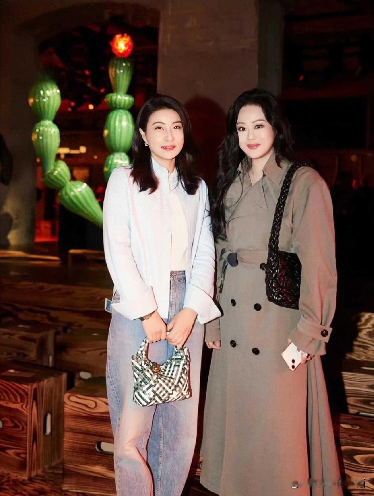 郭晶晶她的长相不是特别漂亮，但她有国泰民安的脸，与众不同的气质太绝了，不管跟谁合