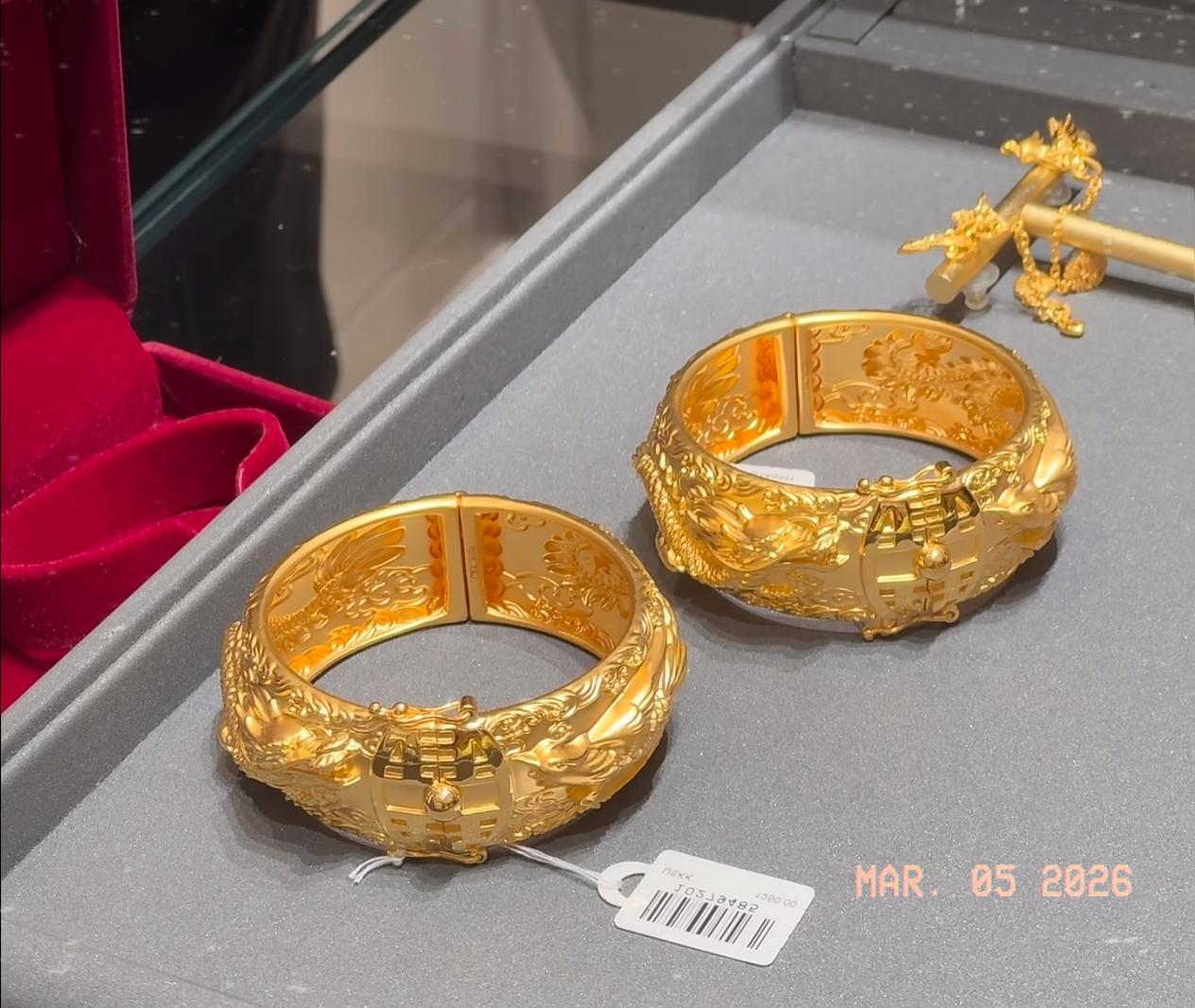 昨天没下手的人，今天估计都在拍大腿后悔。我昨天刚入了一根10克金条，单价