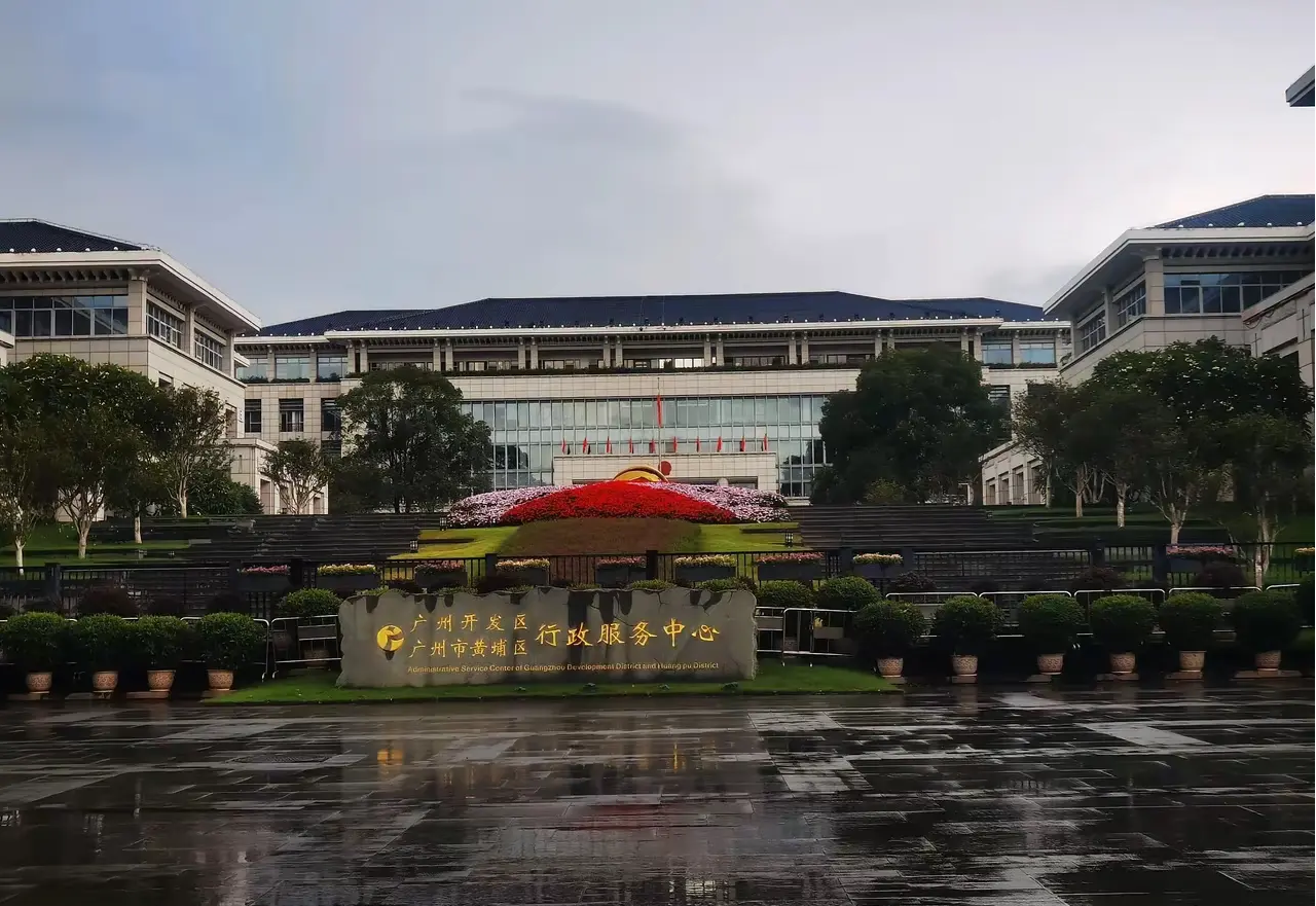我也想去这里上班，环境优雅，景色宜人，还有保安24小时值守。