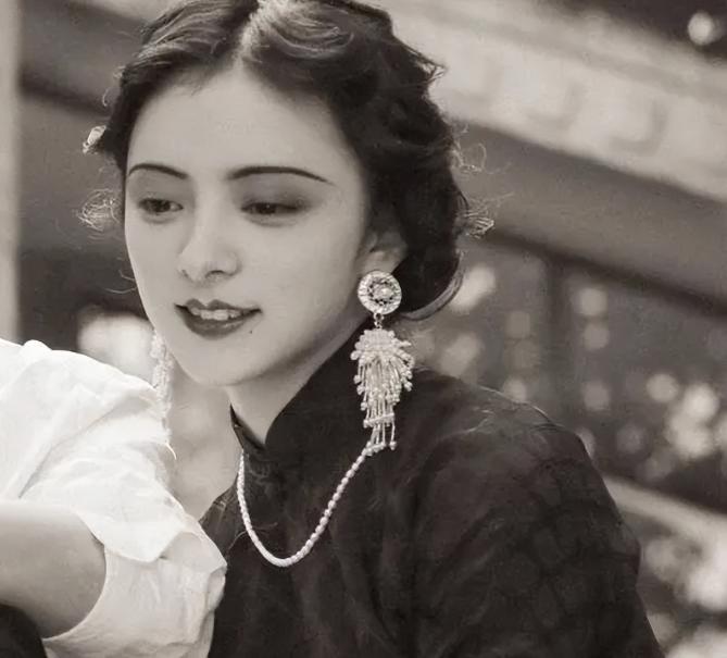 大军阀杨森在一次醉酒后，误把干女儿曾桂芝当成了四姨太，抱着她宠幸了一晚。次日醒来