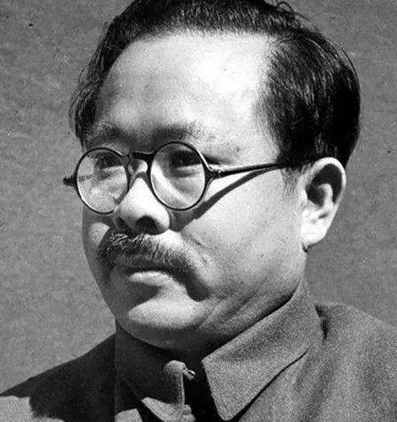 1928年3月，任弼时被捕，敌人派兵将他押往安庆。船上，许多旅客上前围观。任弼时