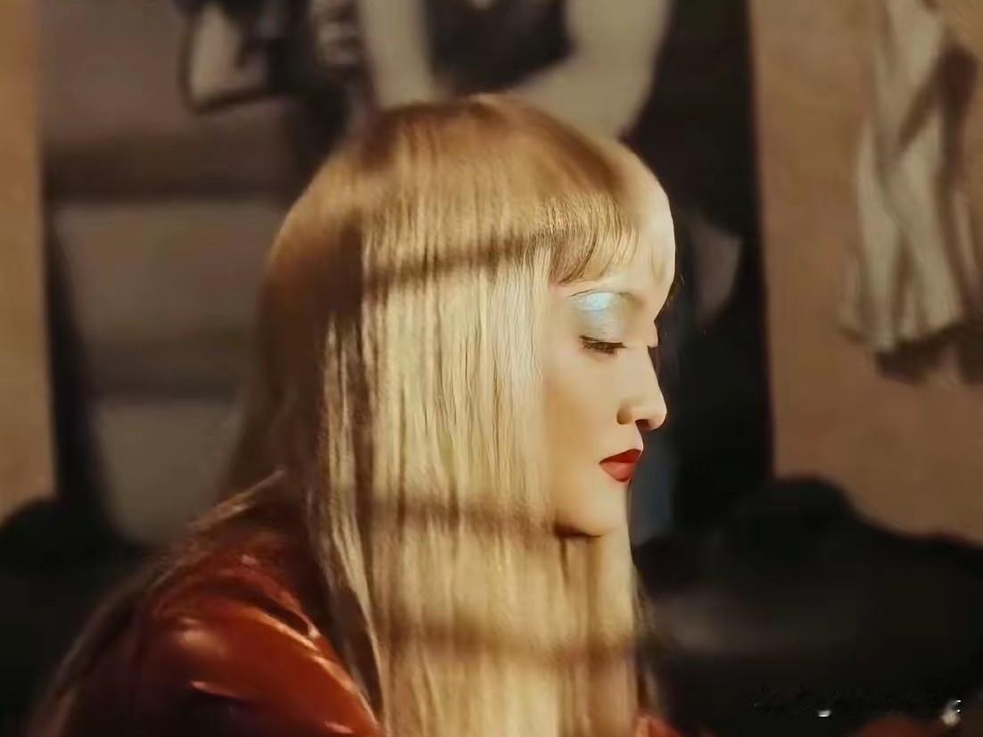 51岁的周迅一出现，内娱多少明星都得靠边站！不装嫩、不炒作、不搞绯闻，仅凭真