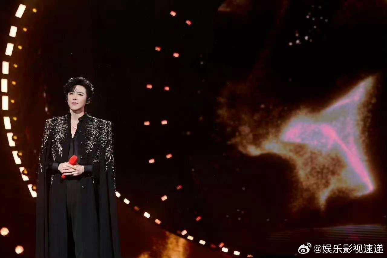 刘宇宁巡演回到梦开始的地方从200元工资花180买吉他的小工，到巡演海报里荡着