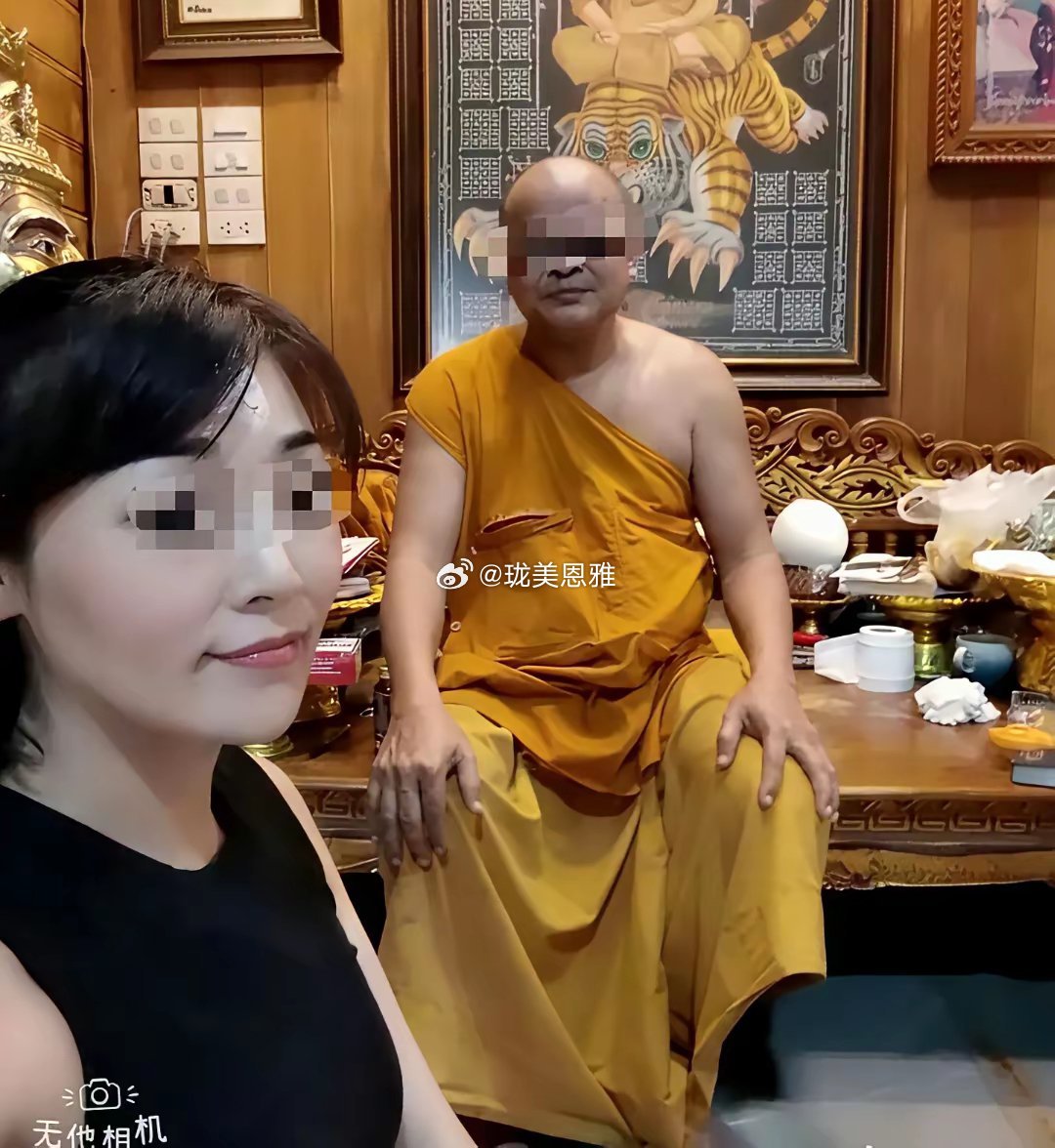 据说，有不少的“富”女人迷信密宗，常不远千里、万里的去投奔，不知为什么，实在是搞