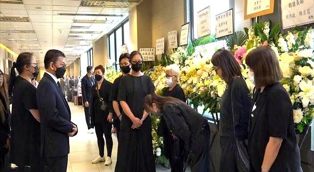 你说有钱就能解决所有烦恼？看看“鼎爷”李家鼎就知道了！最近港星施明追悼会上