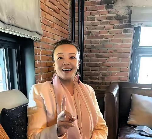 张兰他们一帮人,赵行长还有汪大爷,杭天琪都在一起,都是有头有脸的人,以前